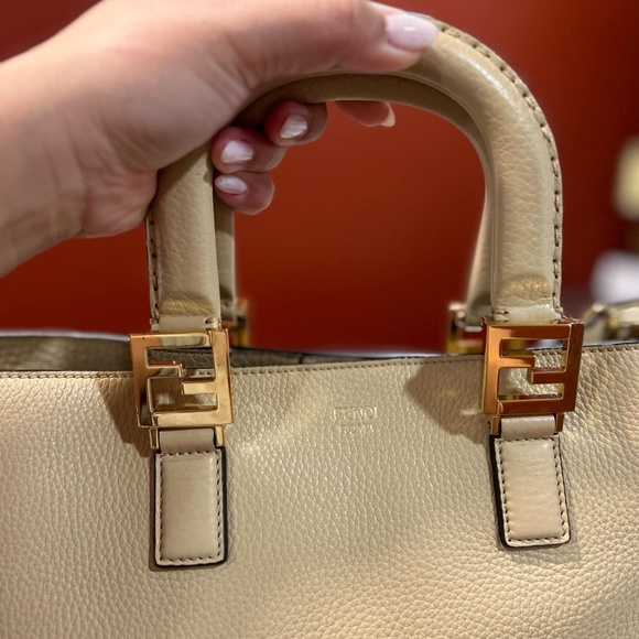 Fendi FF Classic Tote in Calfskin Leather - Picture 4 of 7